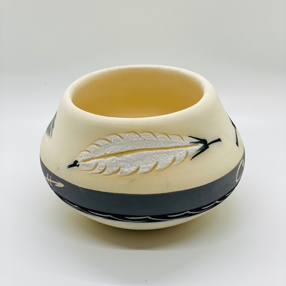 Native American Little Grey Pottery Father Vase - Picture 3 of 13